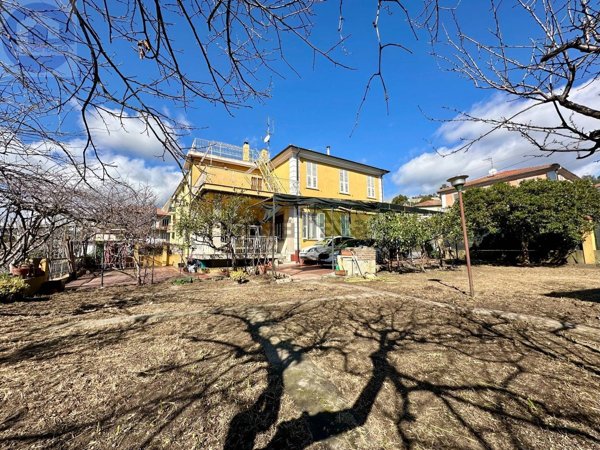 casa indipendente in vendita ad Imperia in zona Porto Maurizio