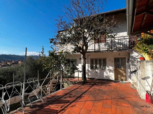 casa indipendente in vendita ad Imperia in zona Oneglia