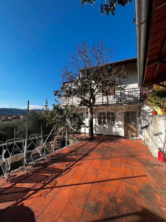 casa indipendente in vendita ad Imperia in zona Oneglia