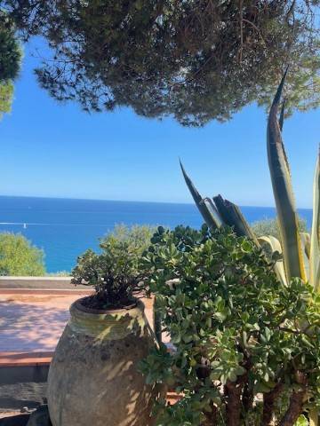 casa indipendente in vendita ad Imperia in zona Poggi