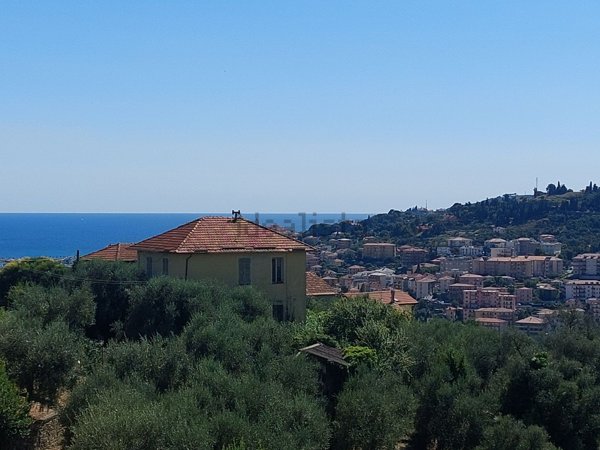 casa indipendente in vendita ad Imperia in zona Oneglia