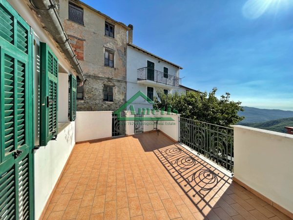 casa indipendente in vendita ad Imperia