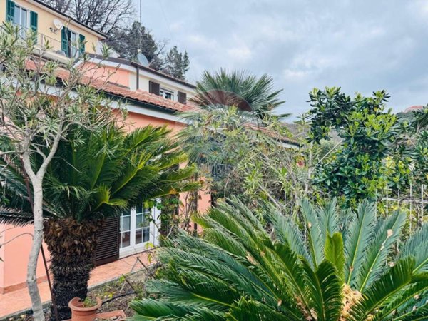 casa indipendente in vendita ad Imperia in zona Porto Maurizio