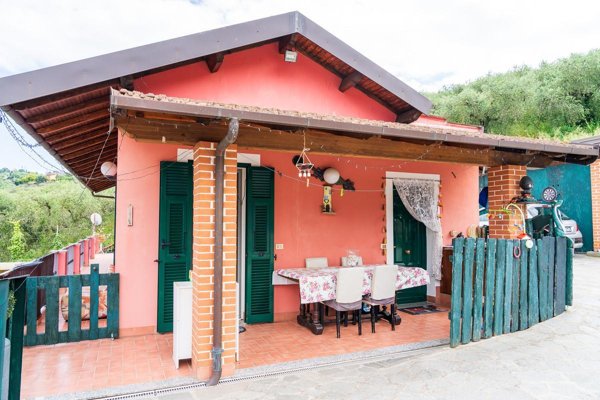 casa indipendente in vendita ad Imperia in zona Porto Maurizio