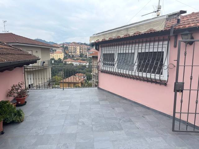 casa indipendente in vendita ad Imperia in zona Oneglia