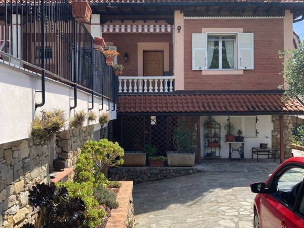 casa indipendente in vendita ad Imperia in zona Porto Maurizio