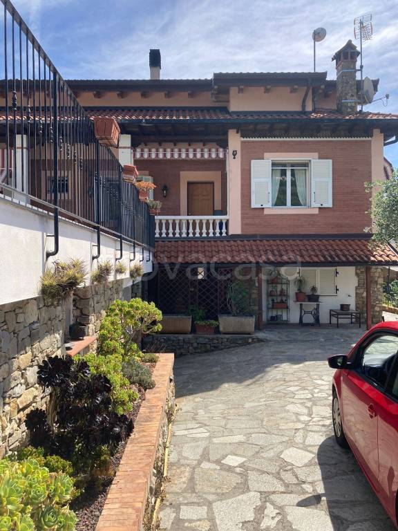 casa indipendente in vendita ad Imperia in zona Porto Maurizio