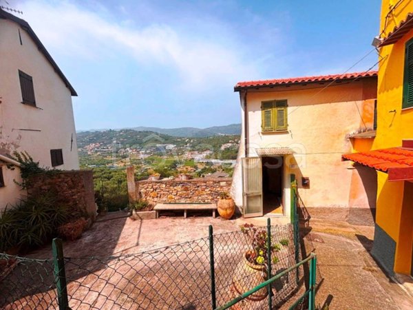 casa indipendente in vendita ad Imperia in zona Porto Maurizio