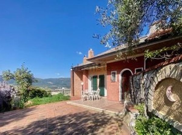 casa indipendente in vendita ad Imperia in zona Porto Maurizio