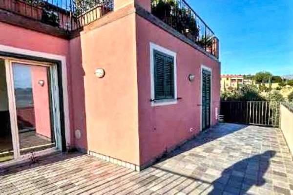 casa indipendente in vendita ad Imperia in zona Oneglia