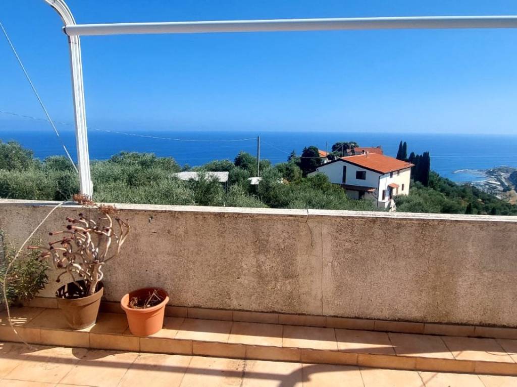 appartamento in vendita ad Imperia in zona Poggi