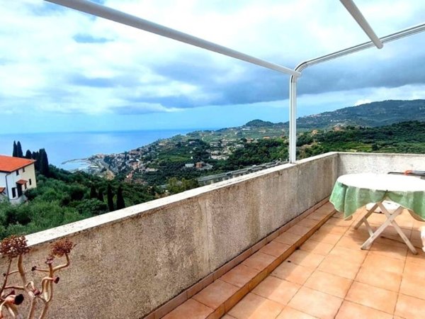 appartamento in vendita ad Imperia in zona Poggi