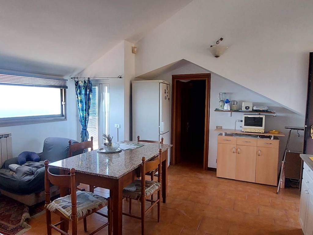 appartamento in vendita ad Imperia in zona Poggi
