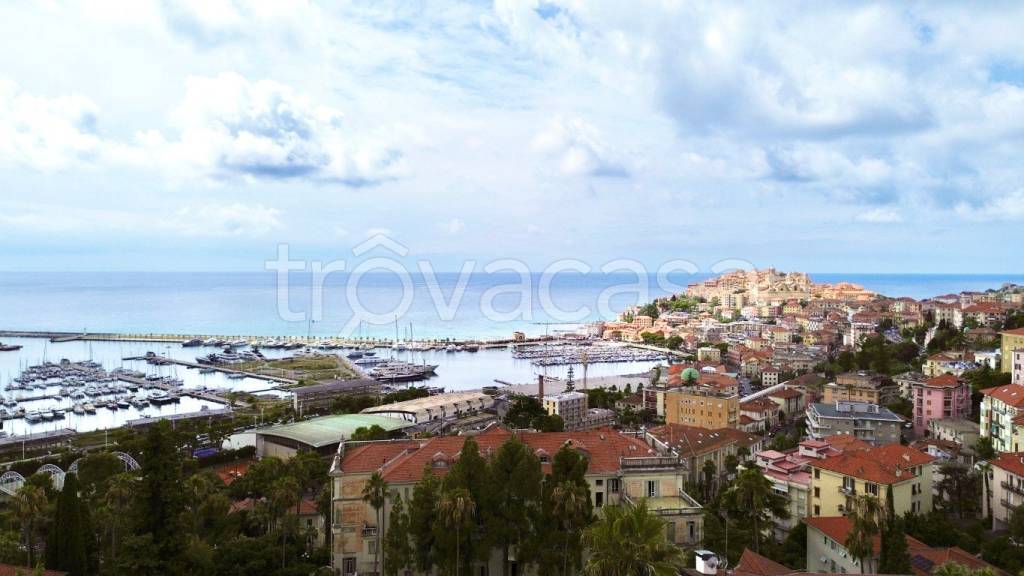 casa indipendente in vendita ad Imperia in zona Porto Maurizio