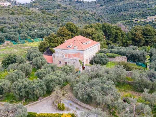 casa indipendente in vendita ad Imperia in zona Porto Maurizio
