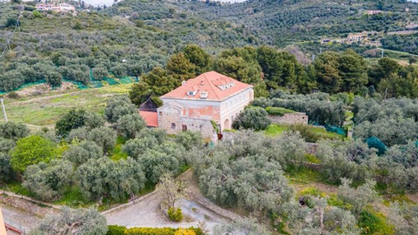 casa indipendente in vendita ad Imperia in zona Porto Maurizio