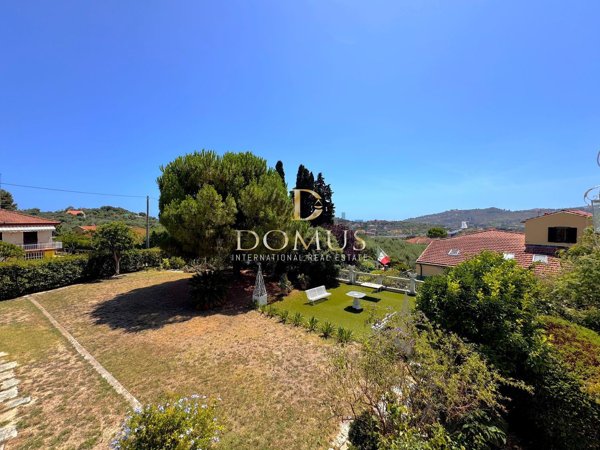 casa indipendente in vendita ad Imperia in zona Massabovi