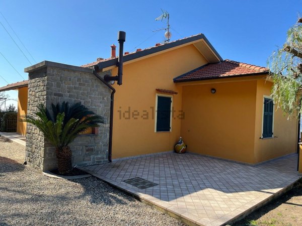 casa indipendente in vendita ad Imperia in zona Oneglia