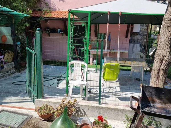 casa indipendente in vendita ad Imperia in zona Moltedo