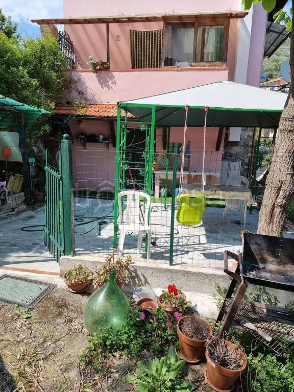casa indipendente in vendita ad Imperia in zona Moltedo