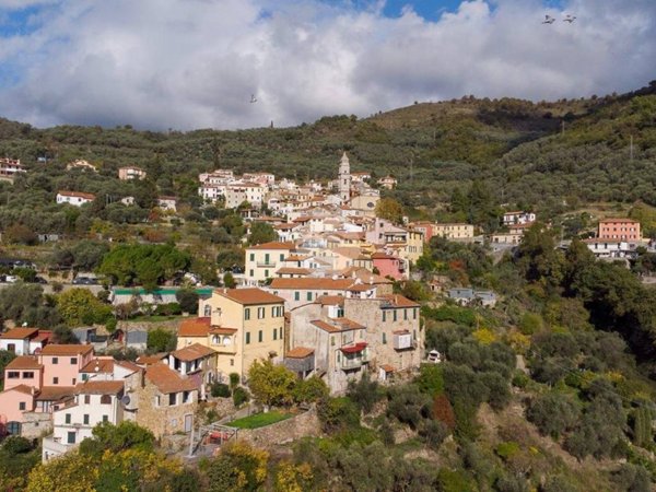 casa indipendente in vendita ad Imperia in zona Montegrazie