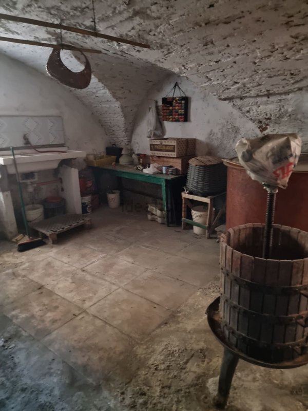 locale commerciale in vendita ad Imperia in zona Porto Maurizio