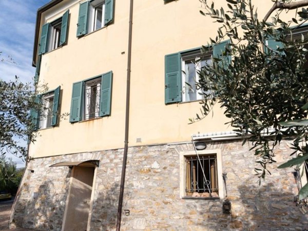 casa indipendente in vendita ad Imperia in zona Porto Maurizio