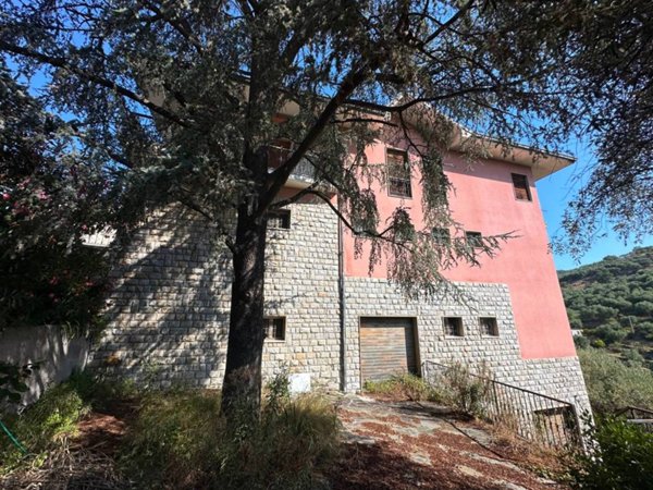 casa indipendente in vendita ad Imperia in zona Oneglia