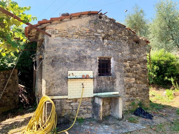 casa indipendente in vendita ad Imperia in zona Oneglia
