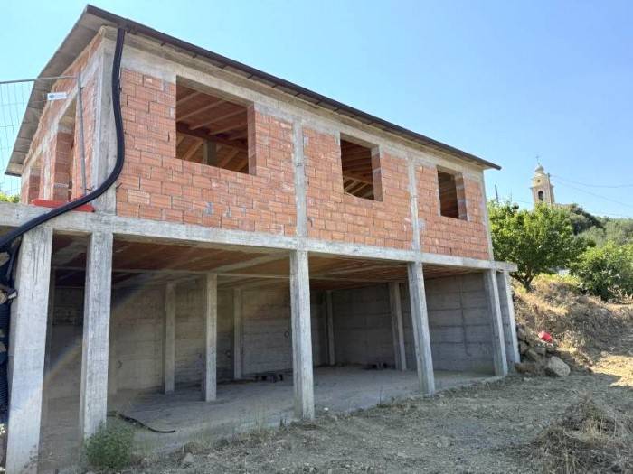 casa indipendente in vendita ad Imperia in zona Poggi