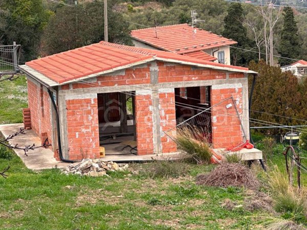 casa indipendente in vendita ad Imperia in zona Poggi
