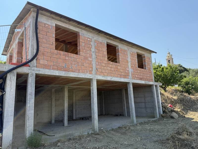 casa indipendente in vendita ad Imperia in zona Poggi