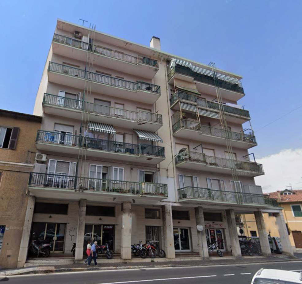 locale commerciale in vendita ad Imperia in zona Oneglia