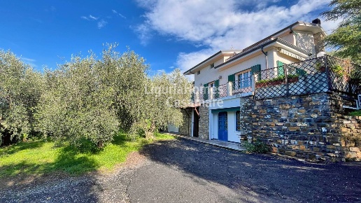 casa indipendente in vendita ad Imperia in zona Oneglia
