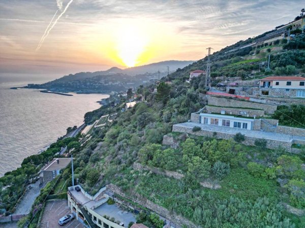 casa indipendente in vendita ad Imperia in zona Poggi
