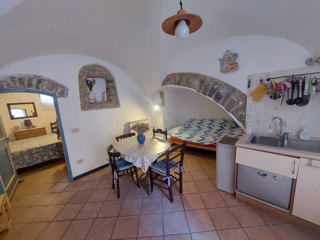 appartamento in vendita ad Imperia in zona Poggi