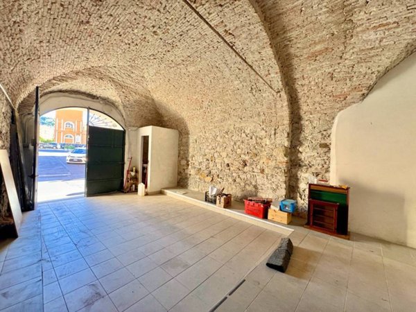locale commerciale in vendita ad Imperia in zona Porto Maurizio