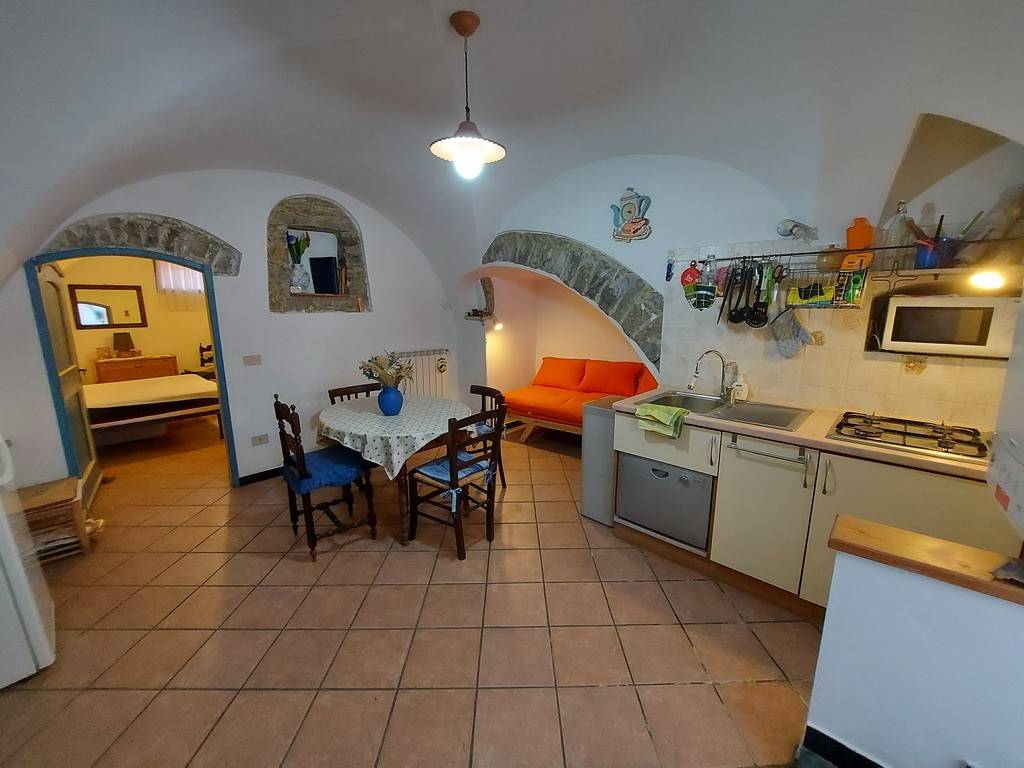 appartamento in vendita ad Imperia in zona Poggi