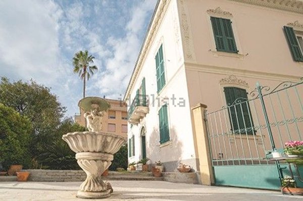 casa indipendente in vendita ad Imperia in zona Porto Maurizio
