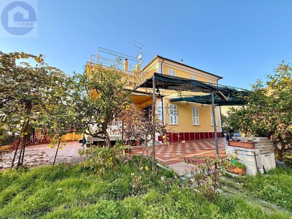 casa indipendente in vendita ad Imperia in zona Porto Maurizio