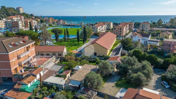 casa indipendente in vendita ad Imperia in zona Porto Maurizio