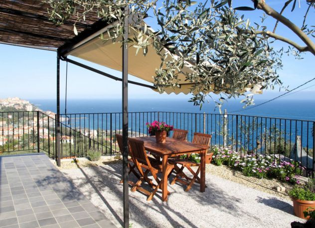 casa indipendente in vendita ad Imperia in zona Porto Maurizio