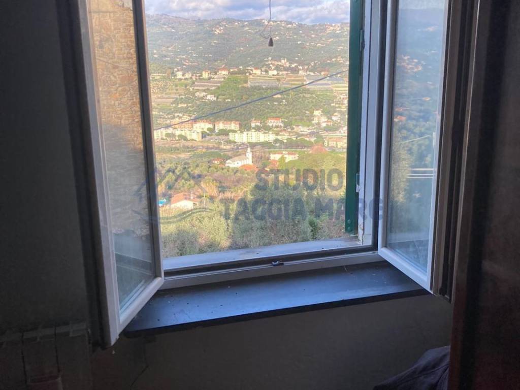 casa indipendente in vendita ad Imperia in zona Poggi