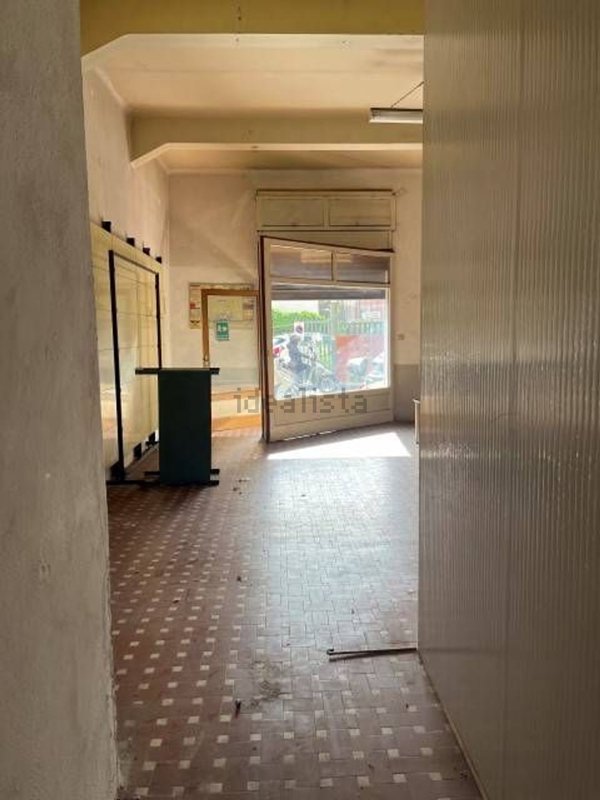 locale commerciale in vendita ad Imperia in zona Oneglia