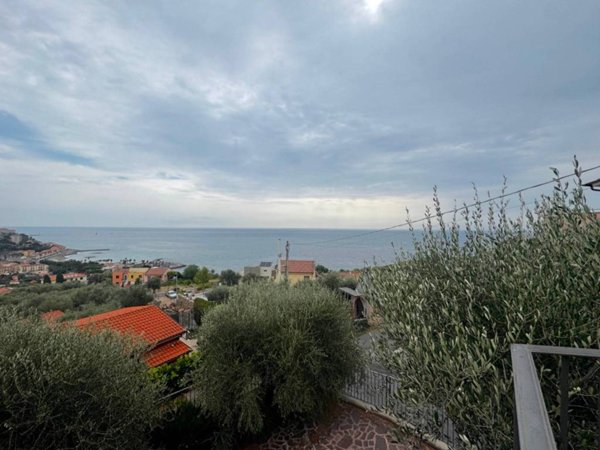 casa indipendente in vendita ad Imperia in zona Torrazza / Clavi