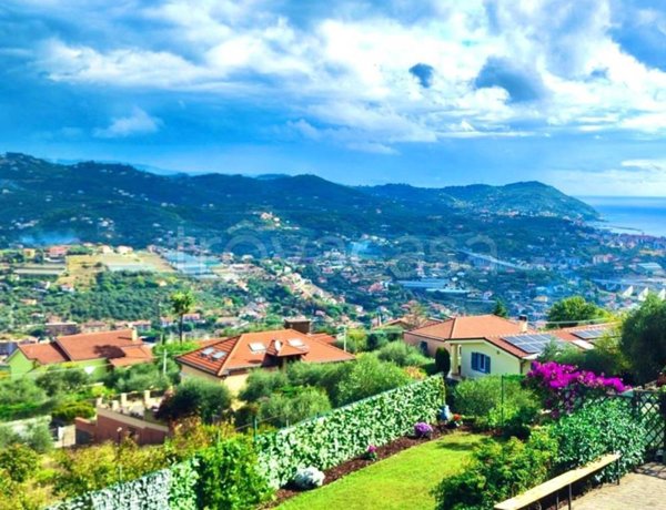 casa indipendente in vendita ad Imperia in zona Poggi