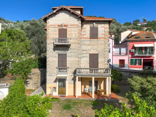 casa indipendente in vendita ad Imperia in zona Oneglia