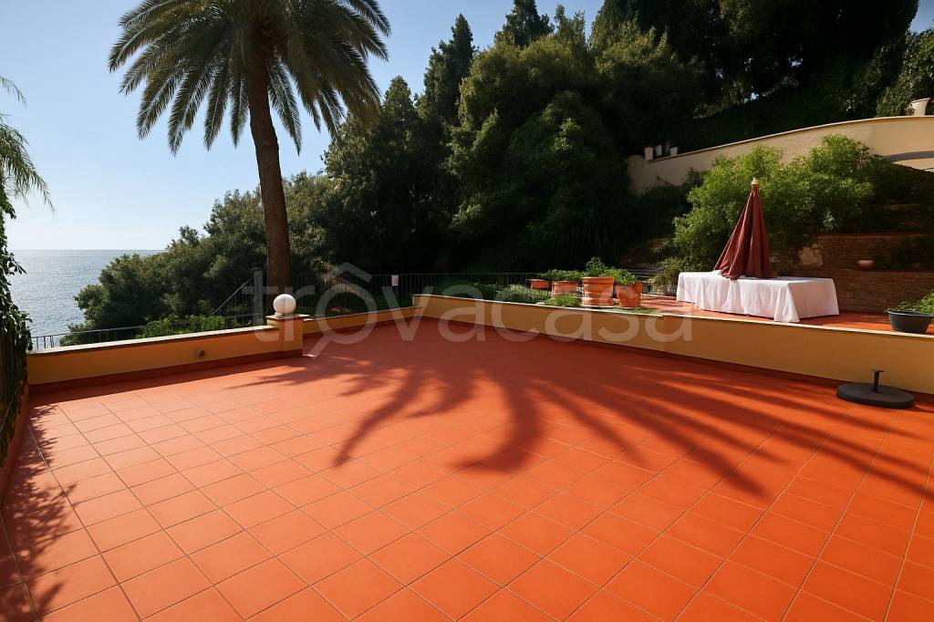 casa indipendente in vendita ad Imperia in zona Poggi