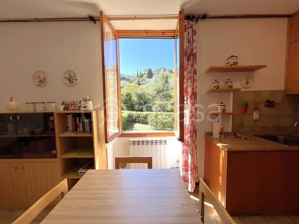 appartamento in vendita ad Imperia in zona Poggi