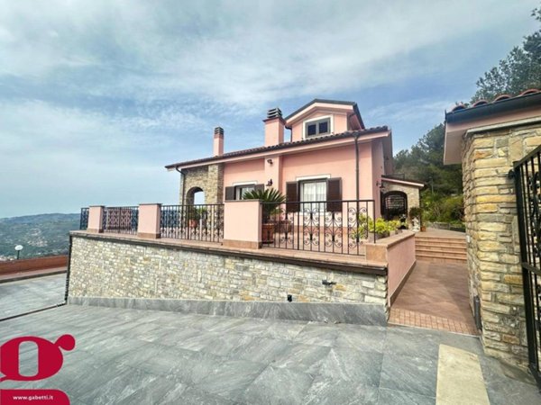 appartamento in vendita ad Imperia in zona Porto Maurizio